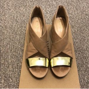 Cole Haan Irving Wedge - tan and gold - EUC